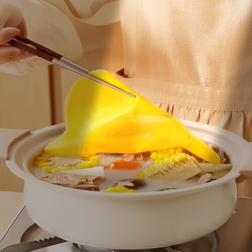 White round oil-absorbing paper mats placed under fried snacks on a plate.