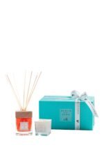The Acqua dell’Elba Note di Natale holiday gift set featuring a diffuser and candle in a signature aquamarine box.