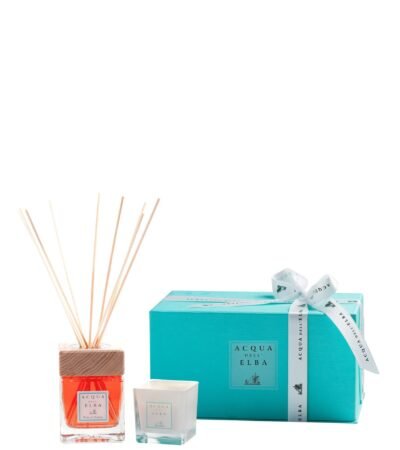 The Acqua dell’Elba Note di Natale holiday gift set featuring a diffuser and candle in a signature aquamarine box.